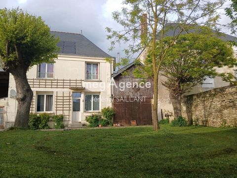 Maison familiale dans le village de Vaudelnay. Elle est composé au rez-de-chaussée d'une cuisine aménagée et équipée ouverte sur une salle à manger d'environ 30m², d'un salon d'environ 17m² et d'une chambre avec salle de douche et wc d'environ 13m². ...