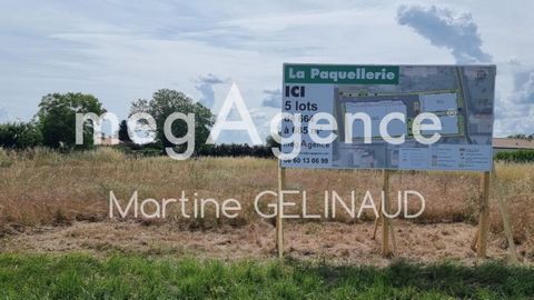 Au calme, très beau terrain plat viabilisé de 684 m2 à moins de 200 m du centre du village (lot 4 sur le plan). 5 maisons de prevues La commune de Préguillac est située au Sud-Est de l’agglomération de Saintes et appartient à sa seconde couronne. Sit...