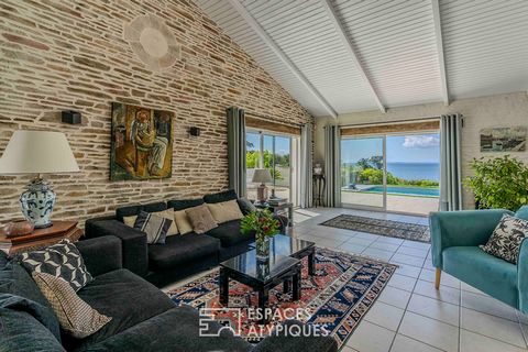 Located in one of the most sought-after areas of Préfailles, the holiday town par excellence of the Jade Coast and offering exceptional views of the ocean, this villa has been completely rehabilitated in a modern seaside style and is built in harmony...