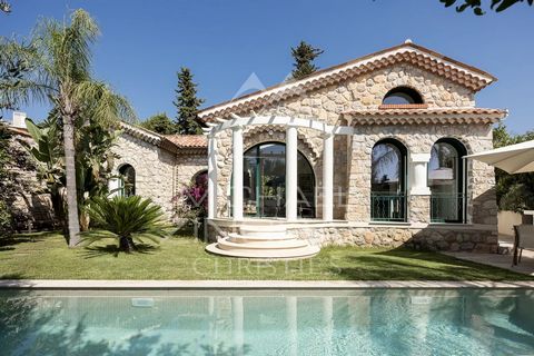 Deze elegante bastide van één verdieping is volledig gerenoveerd en ingericht in een zeer eigentijdse, hoogwaardige stijl. Het heeft een grote woonkamer in de vorm van een kathedraal met een centrale open haard, een merkkeuken, twee slaapkamers, waar...