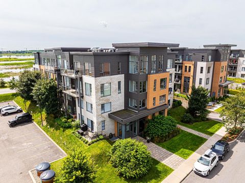 Découvrez ce charmant condo conçu sur deux étages, offrant un excellent rapport qualité-prix grâce à sa localisation idéale et à ses nombreuses commodités. Avec ses deux chambres spacieuses et un bureau fonctionnel, ce condo répond parfaitement aux b...