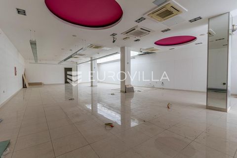 A premises with an area of 210 m2 is for rent in the very center of the city. The space is ideal for various business activities, and the last one was a well-known drug store. It is located in an extremely frequent location with high pedestrian and c...