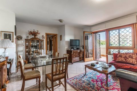 Torrino - Mezzocammino - In one of the most sought-after residential areas, surrounded by the greenery of its parks, we offer a beautiful apartment with a large terrace and private garden. The property has an internal surface area on the ground floor...