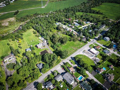 Une rareté sur le marché! Superbe terrain VACCANT bordé par la rivière Mascouche d'environ 100 000 pc pour y construire VOTRE maison de rêve. Service d'aqueduc disponible. Un projet offert sur une page blanche, ne manquez pas votre chance! Contracteu...