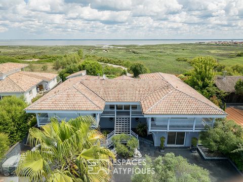 Sublieme villa van het Louisiana-type aan de frontlinie met uitzicht op het bekken van Arcachon in het hart van een gewild gebied. Deze unieke villa van 298m2, in perfecte staat, valt op door zijn uitzonderlijke kenmerken en meerdere voorzieningen. D...