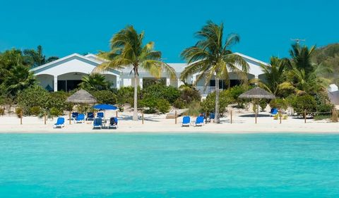 Coconut Beach Villa è una lussuosa proprietà per le vacanze sulla spiaggia incontaminata di Sapodilla Bay, nella comunità di Chalk Sound, uno dei quartieri più importanti di Providenciales. Situata su oltre mezzo acro di terreno, la villa con sei cam...