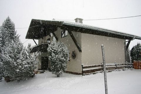 Dit grote, vrijstaande chalet voor maximaal 10 personen ligt in Mallnitz in het Nationalpark Hohe Tauern in Karinthië, direct naast het skigebied Ankogel. H Het chalet beschikt over 4 slaapkamers, 2 grote woonkamers, 2 badkamers waarvan één met bubbe...