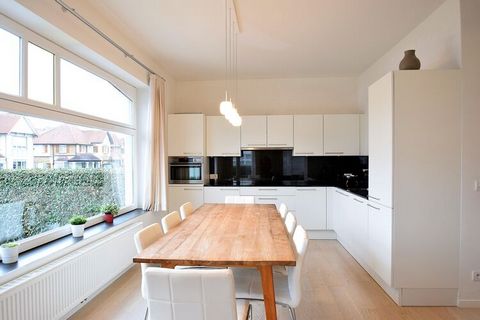 Nieuw, luxueus appartement op de begane grond, vlakbij het strand gelegen. Alle comfort en modern ingericht. Groot afgesloten terras (77 m²) met beplantingen die uw privacy garanderen. 2 slaapkamers (1 kamer met gesloten koepel), badkamer met inloopd...