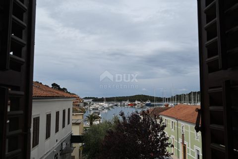 Location: Istarska županija, Vrsar, Vrsar. ISTRIEN, VRSAR - Einzigartiger Altbau mit Büroflächen am Meer! Wir bieten eine einzigartige Antiquität mit Geschäftsraum in der Altstadt, nur wenige Schritte vom Meer entfernt! Es handelt sich um eine Immobi...