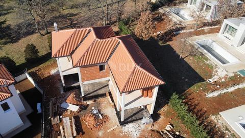 Location: Istarska županija, Kaštelir-Labinci, Kaštelir. ISTRIEN, KAŠTELIR - Haus mit Swimmingpool in der Renovierungsphase An der Westküste Istriens, umgeben von üppiger mediterraner Vegetation, die sich mit Olivenhainen, Weinbergen und Feldern verm...