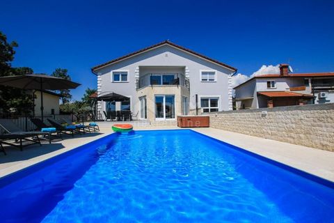 Location: Istarska županija, Kaštelir-Labinci, Rogovići. ISTRIEN, KAŠTELIR - Luxusvilla mit Pool Ein geräumiges Haus zum Verkauf in schöner und ruhiger Lage, nur 4 km vom Meer entfernt. Es besteht aus dem Hauptteil des Hauses und der Wohnung. Der Hau...