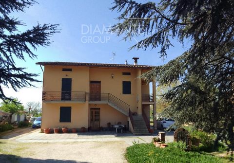 TUORO SUL TRASIMENO, Loc.Borghetto: casa indipendente su due livelli di 330 mq su due livelli divisa in due unità abitative così composte: Piano terra con ingresso, ampio soggiorno con angolo cottura e camino, cucina, tre camere, bagno e ripostiglio/...