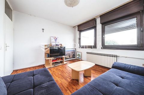 Zagreb, Špansko, two-room apartment, usable area 62 m², located on the ground floor of a residential building. The apartment consists of an entrance hall, a living room, and a kitchen with a dining area, with a total usable area of 31 m². The basemen...