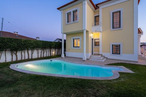 Discover your refuge in Charneca da Caparica. This 4+1 bedroom villa, with a plot of 400 m² and 332 m² of construction area, offers everything you have always dreamed of. Imagine yourself living on three floors of pure comfort and serenity, where eve...