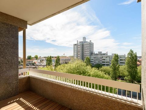 3+1 bedroom flat, with 190 m2, located on the 6th floor of a building in an exclusive and emblematic condominium in the city of Porto designed by the renowned architect Agostinho Ricca: Parque Residencial da Boavista, also known as Foco. The flat has...