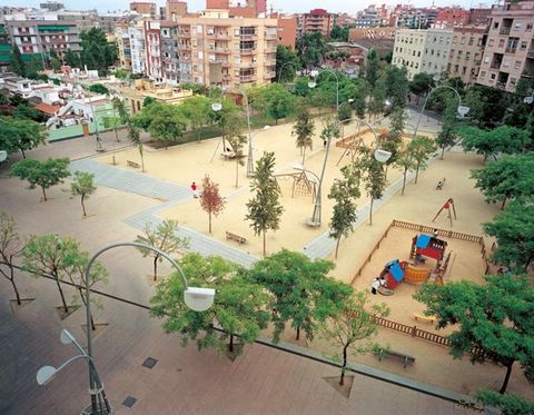 BARRI SANT ANDREU-GEBOUW – JTO. PALÇA VIRREY AMAT GEBOUW MOET VOLLEDIG WORDEN VERNIEUWD. JTO. METRO EN OPENBAAR VERVOER, MET UITSTEKENDE COMMUNICATIEROUTES, ALLERLEI ETABLISSEMENTEN EN DIENSTEN OP STRAATNIVEAU. ZEER DICHT BIJ HET PARK VAN CAN DRAGÓ E...