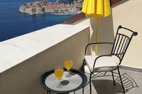 Apartments Horizon biedt drie wooneenheden. Accommodatie is ver genoeg om de drukte van de stad te vermijden, maar dichtbij genoeg om van Dubrovnik te genieten. Er is een eigen parkeerplaats op het terrein, reserveren is vereist. De tweepersoonskamer...