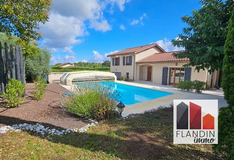 Venez découvrir cette belle maison individuelle avec piscine située à Charly. Construite en 1998, cette maison de 125 m2 habitables offre une combinaison parfaite de confort moderne et de charme traditionnel. La maison dispose d'une grande entrée ave...