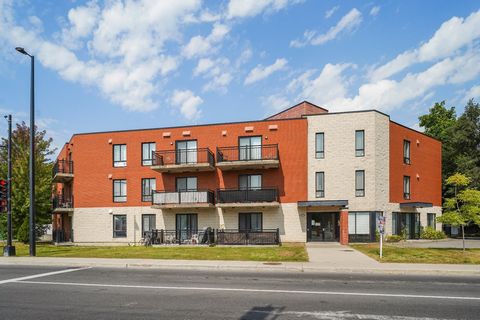 Pierrefonds, condominio de una recámara con 1 espacio de estacionamiento cubierto y 1 casillero de almacenamiento incluido. Con una ubicación ideal cerca de una multitud de servicios, incluido el futuro REM, a 2 minutos a pie de la estación de tren, ...