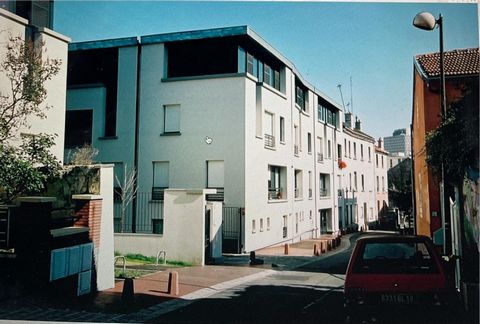 Montreuil -Secteur : Mairie . Appartement calme et agréable a vivre de 40,07 m2 loi Carrez au 1 er étage en bon état général . Composé d'une entrée , une cuisine aménagée , un séjour traversant offrant une pièce de vie chaleureuse exposée sud-ouest ,...