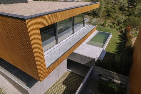 Excellente maison individuelle T4 avec une superficie totale brute de construction de 649 mètres carrés située dans un terrain de 570 mètres carrés. Situé à Cascais dans la région d’Abuxarda, avec une tranquillité totale et entouré d’espaces verts où...