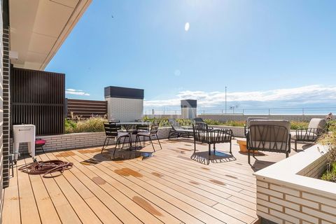 Vi presentiamo un attico di 105,36 m2 con 2 camere da letto a Montgat con una terrazza di 108,64 m2 con vista sul mare e su Barcellona. Con un design moderno e qualità eccellenti, puoi acquistare l'appartamento che meriti e di cui hai bisogno per viv...