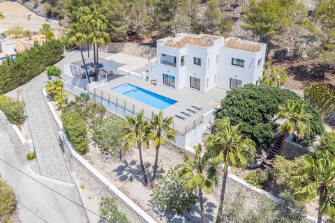 Diese moderne Villa zum Verkauf in der Nähe von El Portet befindet sich auf einem großen Grundstück von über 1800m2 in einer Sackgasse nur 2km vom Strand entfernt. Seine Lage neben einer Grünfläche gibt es absolute Privatsphäre und ein Gefühl von Fre...