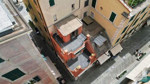 In palazzo caratteristico, casa al mare con tre camere, su tre piani con spaziosi terrazzi in vendita a Santa Margherita Ligure. Nel cuore esclusivo di Santa Margherita Ligure, adiacente al maestoso Duomo, proponiamo in vendita un raffinato appartame...