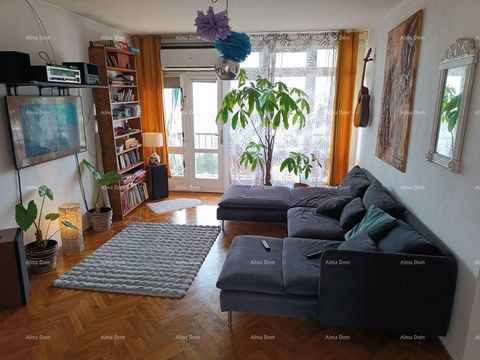 Wohnung zu verkaufen, 83 m2, Pula. Die Wohnung befindet sich im 4. Stock und besteht aus drei Schlafzimmern, einem sonnigen Wohnzimmer, zwei Toiletten (eines davon mit Bad), Küche und Esszimmer, Balkon und Terrasse. Das Gebäude wurde 1968 erbaut. Zur...