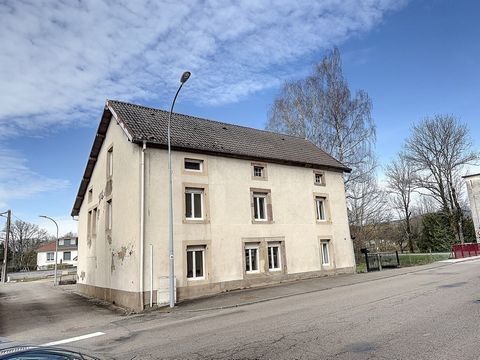 Melisey (70), Dorf mit allen Geschäften Idealer Investor Solène bietet Ihnen exklusiv dieses Investitionshaus mit 2 Wohnungen, auf seinem Grundstück von 704 m2, es umfasst: Eine 1. Wohnung vermietet ab 01.09.23, 495 Euro/Monat: Eingang zur Veranda, E...