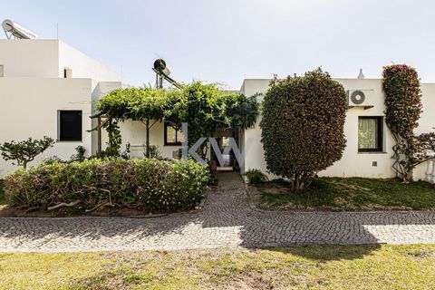 And it's right in the heart of the Algarve, the one with its clear waters, golden sand and beaches framed by enchanting and mysterious Algares, where they say the Algarve's greatest secrets are kept, that you can find this amazing villa. Located in A...