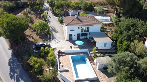 Cette belle maison de campagne indépendante est située à seulement 1 km du village d'Alhaurín El Grande et du célèbre terrain de golf d'Alhaurín. C'est une trouvaille rare, car elle offre les avantages d'une maison de campagne avec la possibilité de ...