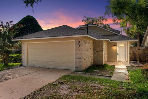 ¡Bienvenido a casa a 3731 Varla Lane, ubicado en la comunidad de Sablechase y zonificado en Spring ISD! Esta casa cuenta con 2 dormitorios, 1 baño completo y garaje adjunto para 2 autos. Al abrir la puerta principal, le da la bienvenida el plano de p...