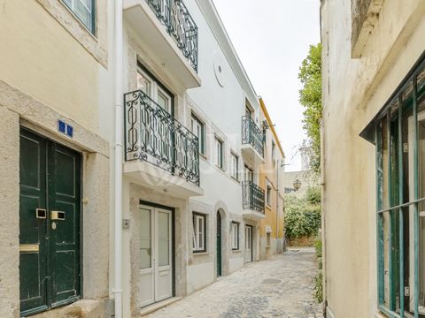 Immeuble entièrement neuf, avec 180 m² de surface de construction, jamais utilisé auparavant, avec un projet architectural où seulement la façade principale a été préservée dans le respect de l'architecture typique de la ville de Lisbonne. Il vient d...