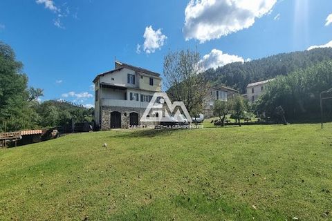 Ben je gevoelig voor mooie stenen gebouwen? Dit hoofdhuis en huisje zijn gelegen op een rustige en groene locatie, dicht bij de rivier de Cèze die beneden ligt. De eigenaar heeft tot 2014 vier jaar gewerkt om een hoog prestatieniveau te bereiken met ...