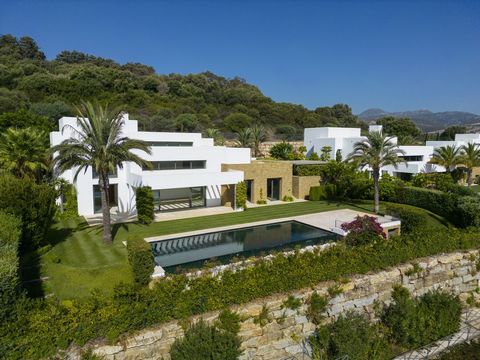 Cette magnifique villa de luxe en front de golf est située à Finca Cortesin, Casares, Malaga, offrant une vue imprenable sur le parcours de golf. Avec 5 chambres et 5 salles de bains, cette villa spacieuse est parfaite pour les familles ou les groupe...