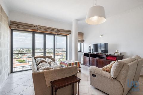 APARTAMENTO T3 COM UMA VISTA DESLUMBRANTE E… PERTO DE TUDO!! Este acolhedor apartamento situado num planalto em pleno centro da cidade de Santarém, cativa-nos logo pela estupenda vista que proporciona, a sala e a cozinha muito luminosas, possuem port...