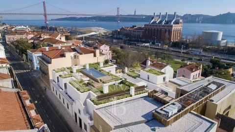 Apartment with 3 bedrooms, all en suite, terrace and patio with private pool in Belém, next to the Coach Museum. Part of a new development with a communal rooftop pool and spectacular views over the River Tagus, in Junqueira. Includes 2 parking space...