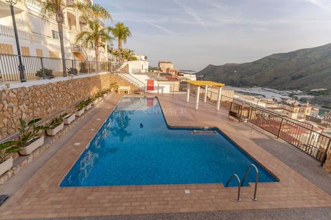 Entdecken Sie Ihren Traumurlaub in Albuñol! Dieses charmante Haus von 100 m2 bietet ein unvergleichliches Wohnerlebnis mit atemberaubendem Blick auf das Meer und die Berge. Genießen Sie die Ruhe und natürliche Schönheit von den beiden geräumigen Terr...