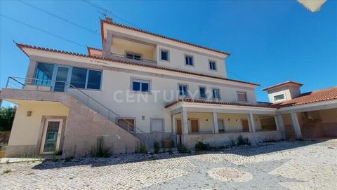 Property reference: C0448-BNRE-1842 Excellent opportunity to acquire this T6 house with a total plot area of 3000 m2, located in Turquel, Alcobaça municipality, Leiria district. Area with reasonable accessibility, next to the N242 and N1 and close to...