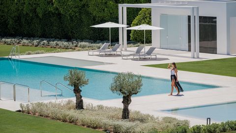 Golden Mile Marbella ... Frais notaires gratuits exclusivement lorsque vous achetez une nouvelle propriété avec Marbanus Estates 4 chambres, 4 salles de bain Nouvelles villa pour ceux qui recherchent des niveaux inégalés de luxe vivant sur le légenda...