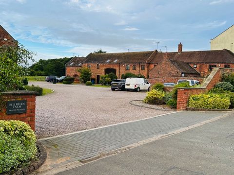 Ontdek dit charmante appartement op de eerste verdieping in de gewilde ontwikkeling van Bellfield Farm, Stretton. Deze woning is perfect gelegen aan de A5, biedt gemakkelijke toegang voor forenzen en beschikt over een deel eigen grond, geen opwaartse...