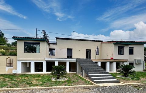 This property benefits from a quiet environment with access to the expressway. The 2000 m² of land offer four parking spaces, two spacious terraces, a lean-to and several outbuildings. Composed of a living room of approximately 40m2; 4 bedrooms with ...