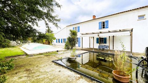 Située à Champagné-les-Marais (85450) à seulement 30 min de La Rochelle et 10 min de Luçon, cette longère proposée par Jérôme DEPREZ - SAFTI bénéficie d'un emplacement idéal, offrant un cadre paisible et authentique. Proche des commodités locales, ce...