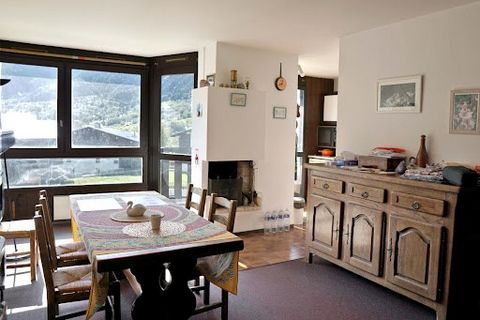 Located in the immediate vicinity of the Prarion gondola, on the 4th floor of the condominium with elevator, nice apartment composed of an entrance with cupboards, a living room, open fireplace a balcony loggia facing East very beautiful view of the ...