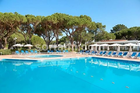 Apartamento completamente remodelado, localizado a escassos minutos a pé da marina de Vilamoura. Este apartamento, originalmente de tipologia T1 foi transformado num T1+2, sendo um dos quartos em suite. O segundo quarto é ao lado da suite e o terceir...