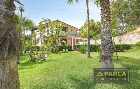 Vrijstaande villa aan het strand Beschrijving Deze prachtige vrijstaande villa, gelegen aan zee, biedt een totale oppervlakte van 400 m² op de begane grond. Het pand is verdeeld in twee appartementen van elk ongeveer 50 m² en beschikt over een garage...