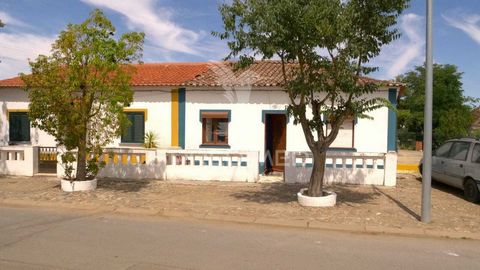 Moradia T3 geminada, com quintal, para remodelação total. Situada no largo da Igreja, com facilidade de estacionamento à porta ou no pitoresco largo, comum a outras moradias e Igreja. Todos os quartos têm janela e a moradia dispõe de 3 frentes com ex...