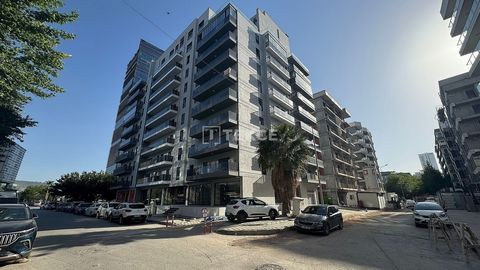 Nieuwe Duplexappartementen in Izmir, Bayraklı, Dichtbij alle Dagelijkse Voorzieningen Ruime duplexappartementen bevinden zich in Bayraklı, een wijk die bekend staat als het zakencentrum van Izmir met een rijke sociale en culturele voorzieningen. Bayr...