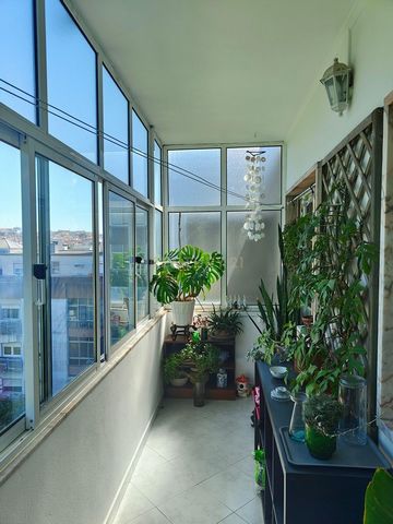 Descubra este encantador apartamento duplex T3 + 2 em Sintra, Lisboa, disponível por 350.000. Com uma área generosa de 140m², este imóvel oferece um espaço ideal para famílias que procuram conforto e tranquilidade, rodeado por áreas verdes e com fáci...